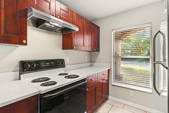 Building Photo - 3 Bedroom Home