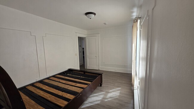 Building Photo - 208 Glenmere Rd