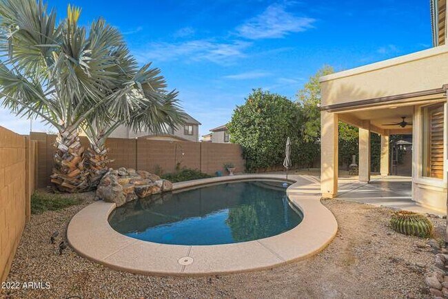 Building Photo - Beautiful 5 bedroom w/pool!