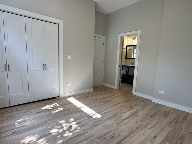 Primary ensuite bedroom - 1857 N Washtenaw Ave