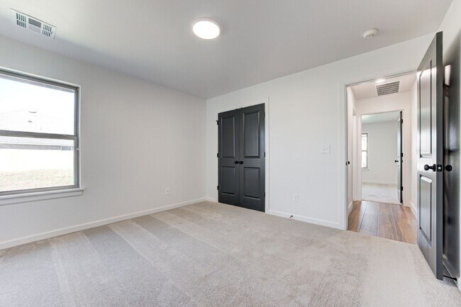 Building Photo - Brand New Home In Mustang!