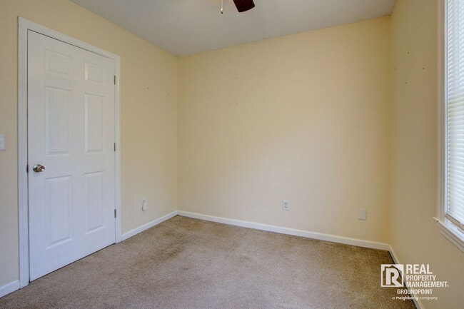 Building Photo - 443 Robin Dr