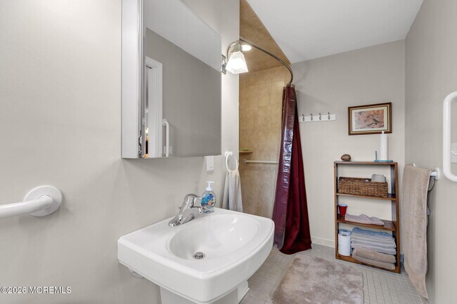 Building Photo - 720 Crescent Pl