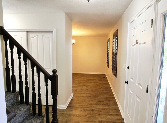 Building Photo - Beautiful 5 Bd 3.5 Ba Home w/Mother-In-Law...