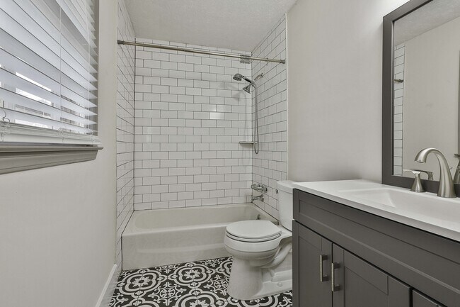 Building Photo - 5011 Pineview Terrace