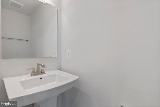 Building Photo - 5908 Etterbeek St