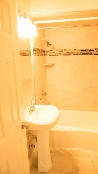 Building Photo - 2116 Henderson Dr