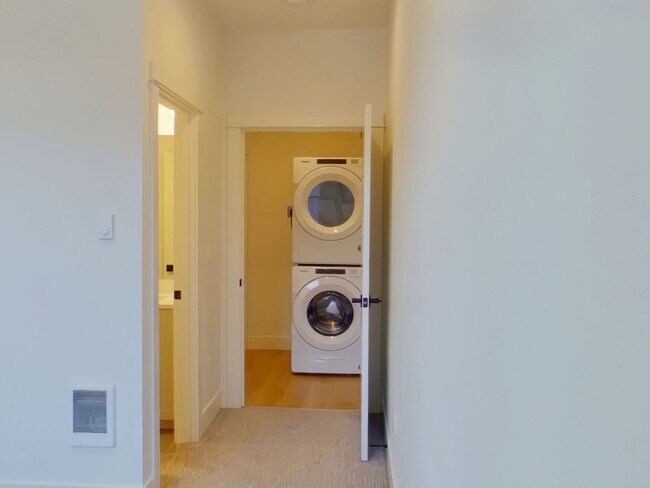 Building Photo - 2790 NW Harrison Blvd