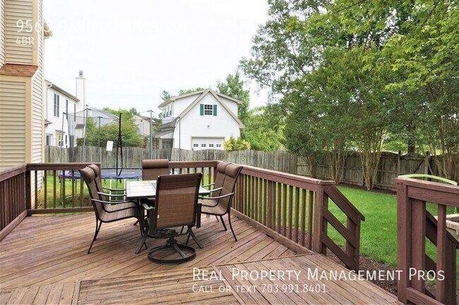 Building Photo - 9563 Oakenshaw Dr