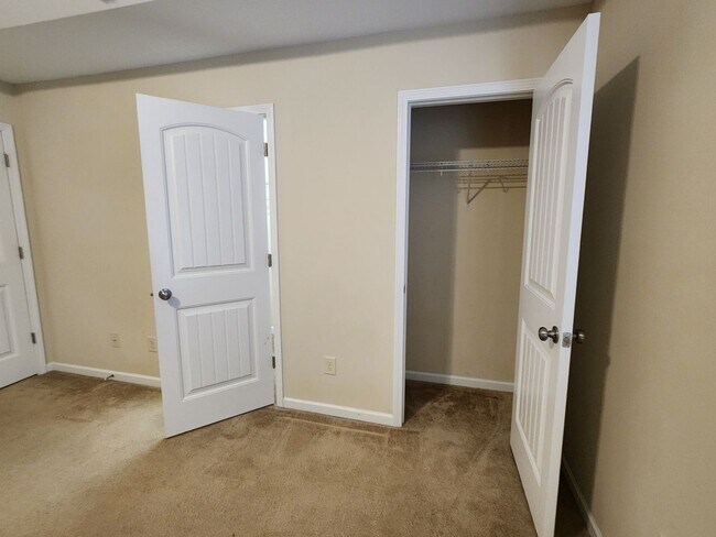 Building Photo - 3 Bedroom - Cary Townhome in Central Location!!! Close to 540 and Research Triangle Park!