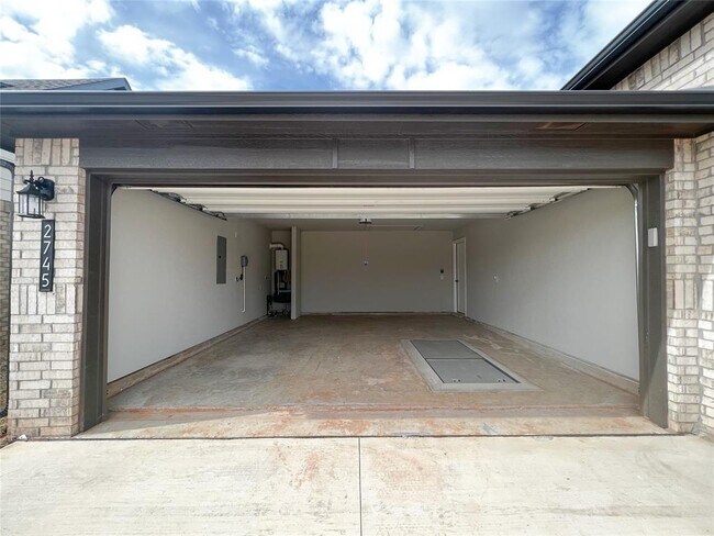 Building Photo - 2745 Dennis Dr