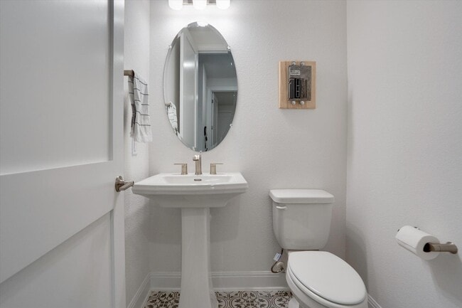 Building Photo - 916 Pear Tree Ln