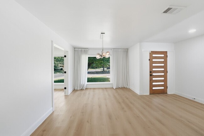 Building Photo - 7765 El Pensador Dr