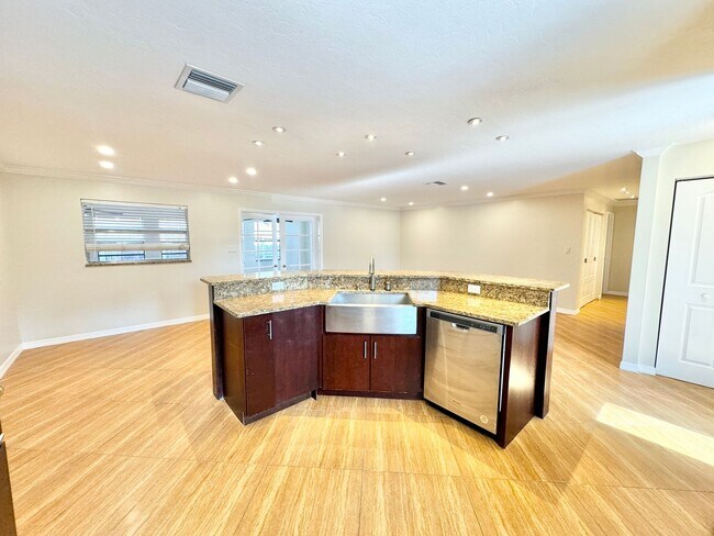 Building Photo - ** CENTRAL NAPLES ** 3 BED + DEN / 2 BATH ...