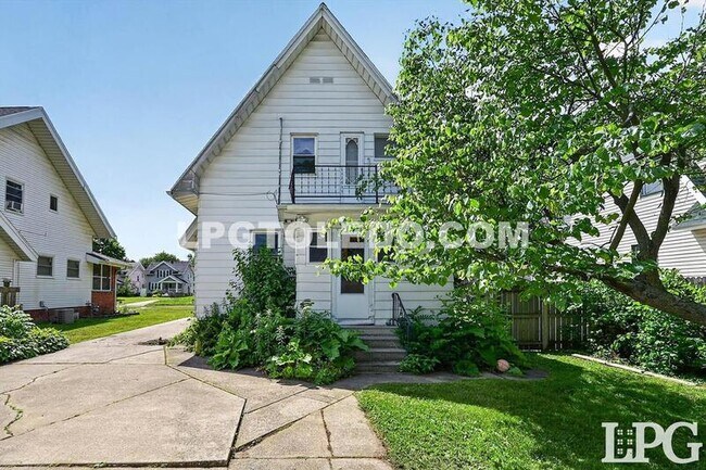 Building Photo - 3822 Lockwood Ave