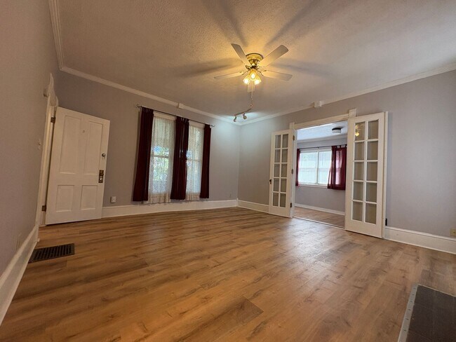 Building Photo - 4 bedroom 2 bathroom Historic Home Downtown Manhattan KS