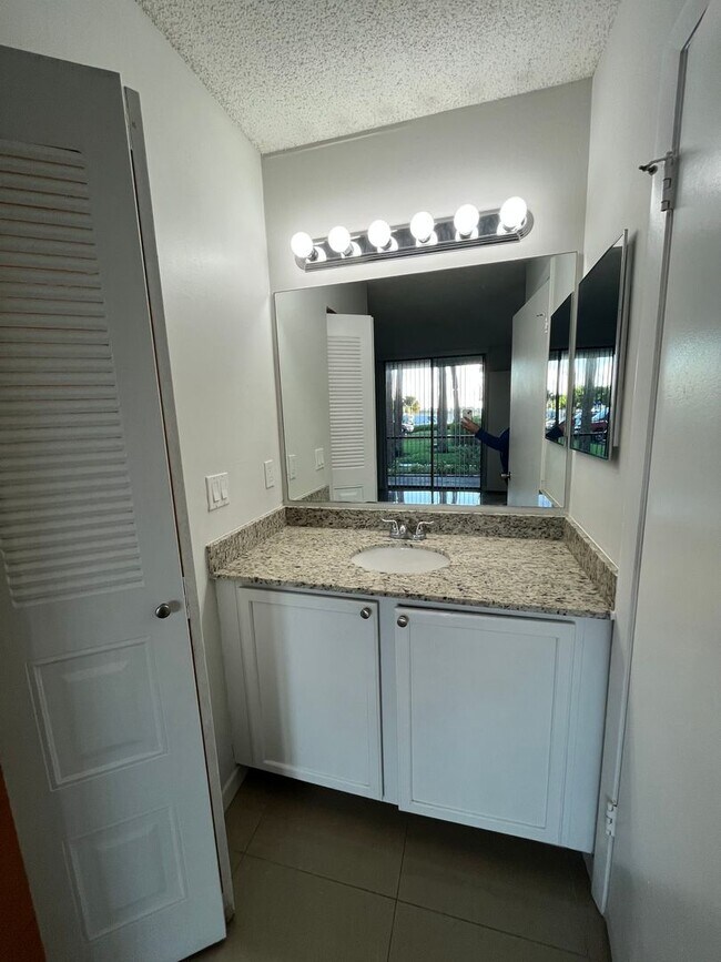 Building Photo - ONE BEDROOM ONE BATHROOM !! WATERFRONT COM...