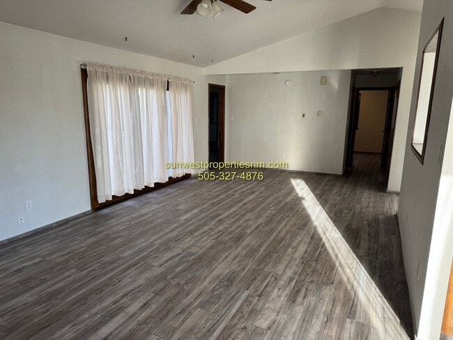 Building Photo - 3 bed, 2 bath