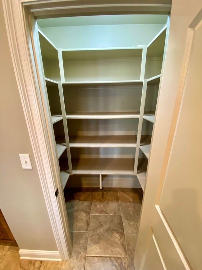 Building Photo - ** AVAILABLE JUNE 1ST ** STUNNING 4/3.5 IN...