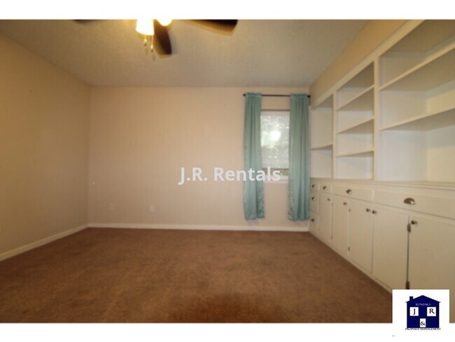 Building Photo - 616 Manning Dr