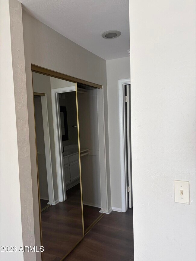 Building Photo - 930 N Mesa Dr