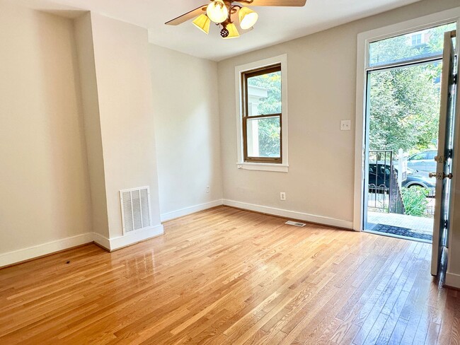 Building Photo - 3 bed 2 bath - Parking!!!  Pets Welcome!!!