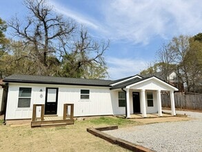 Building Photo - CHARMING RANCH STYLE HOME AVAILABLE NOW!