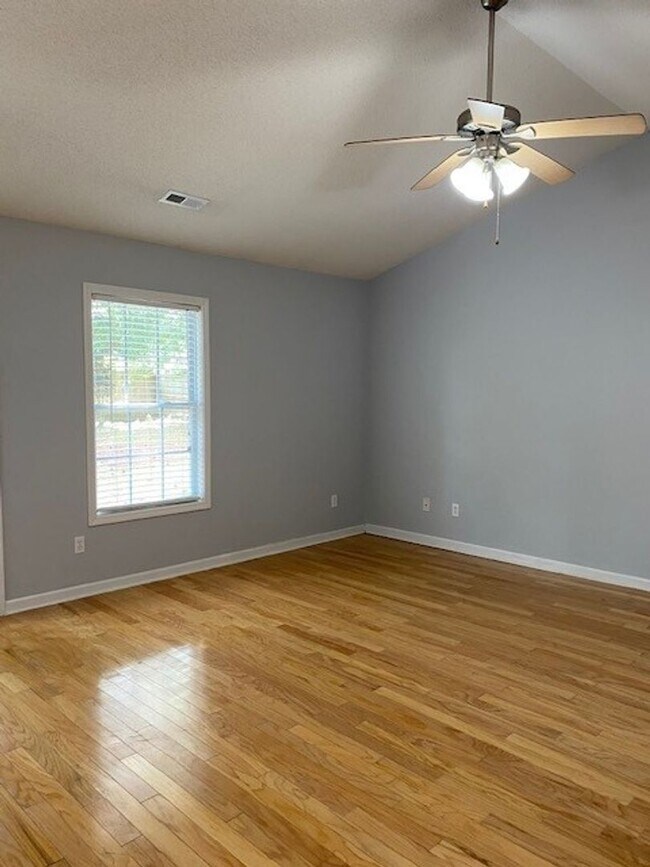 Building Photo - Welcome to this charming 3 bedroom, 2 bath...