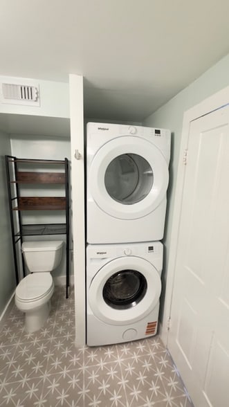 Building Photo - 900 Sabine St