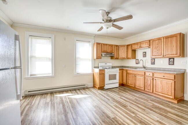 Building Photo - OR BEST OFFER **SPACIOUS FIRST FLOOR 2 BEDROOM WITH WASHER/DRYER SEPARATE DINING ROOM