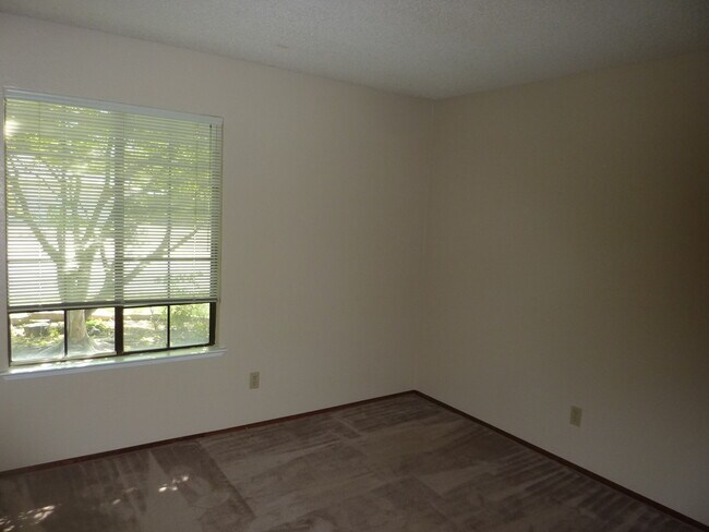 Building Photo - Separate Family Room and Living Room, Fireplace, RV Access