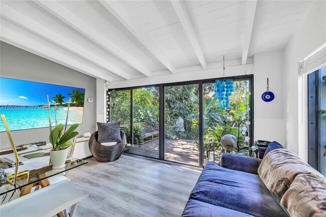 Building Photo - 3030 SW 2nd Ave