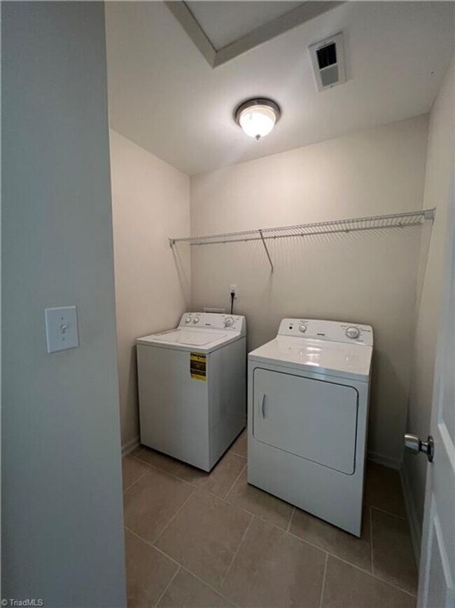 Building Photo - Fabulous 3BR 2.5BA Townhome with Community...