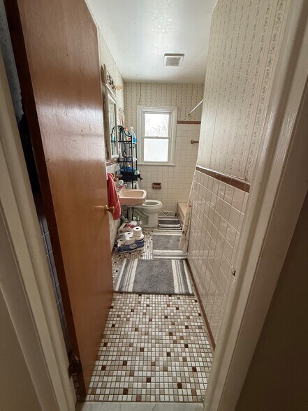 Building Photo - 7 Apple Blossom Ln