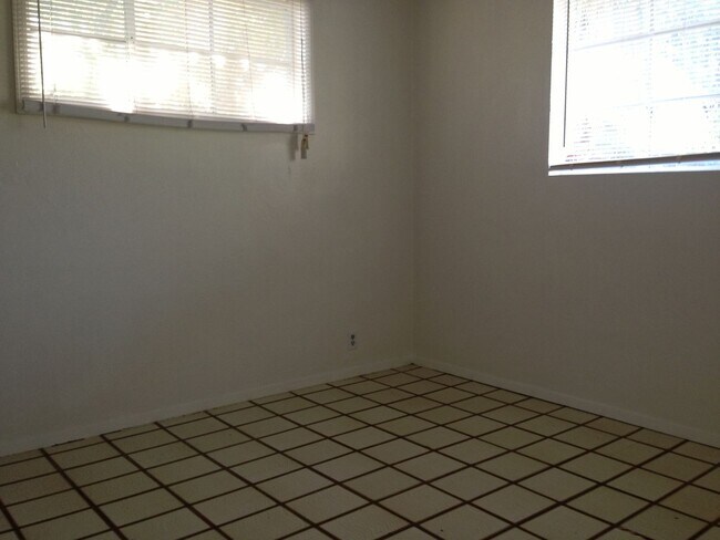 Building Photo - Spacious 3BR Tempe Home with Lush Yard & Irrigation – Available July 1!