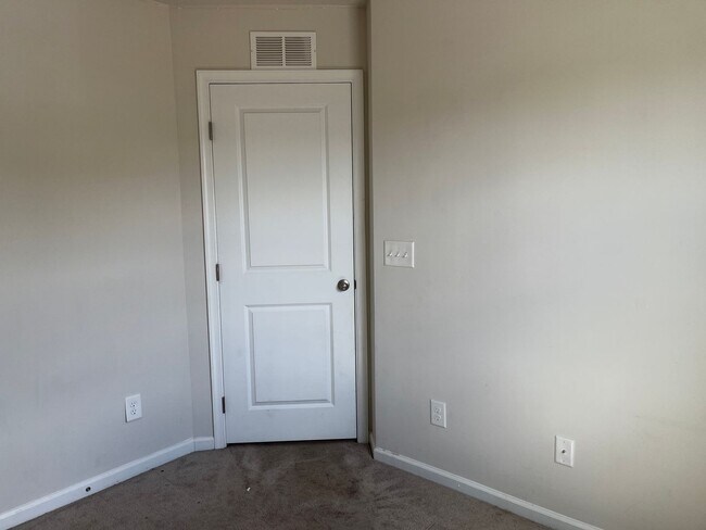 Building Photo - 3BR/2.5BA Townhouse in Hampton Townes