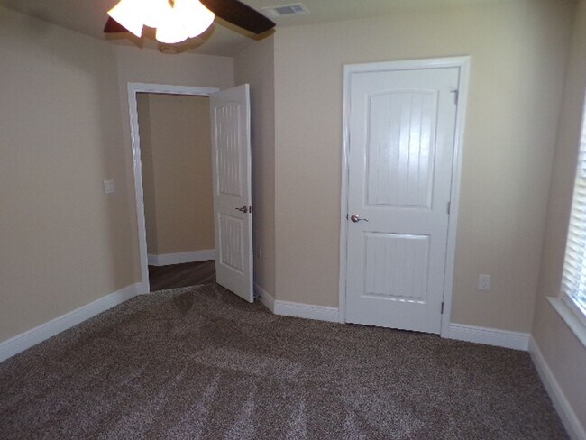 Building Photo - Spacious 3-Bedroom Home