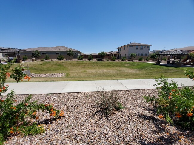 Building Photo - 5 Bedroom - Large Newer Build - Great Loca...