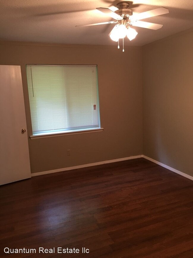 Building Photo - 3 br, 1.5 bath House - 827 W. DENVER STREET