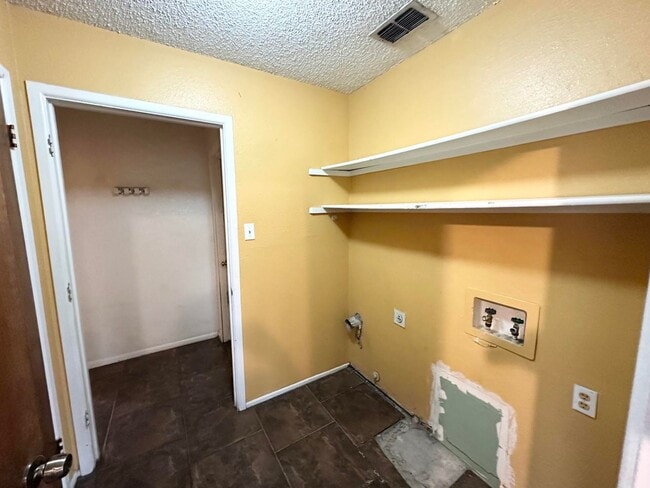 Building Photo - 4 Bed 2 Bath For Rent