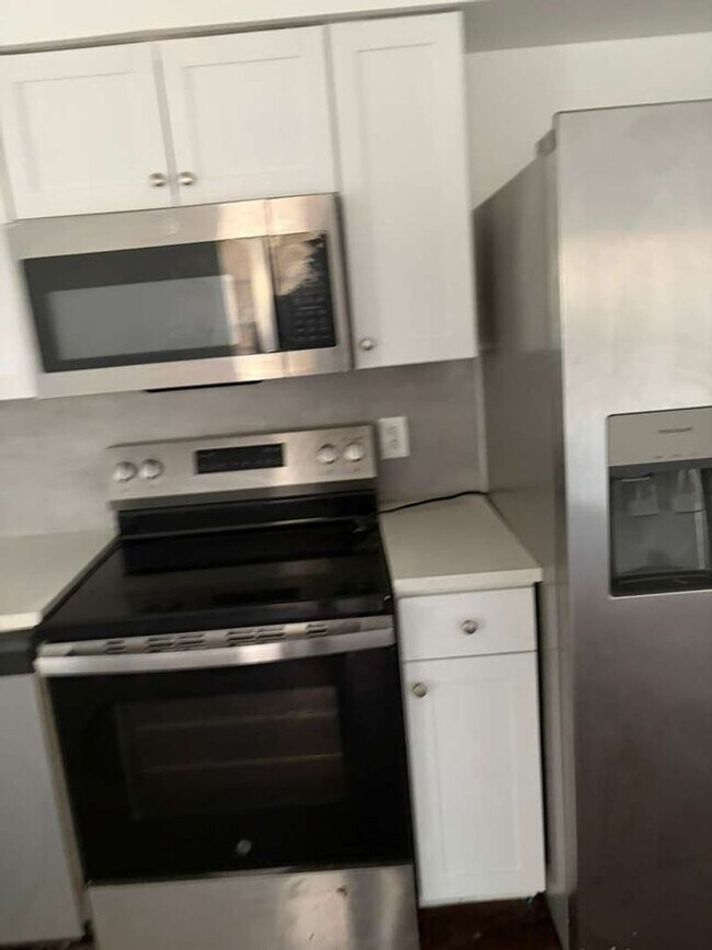 Building Photo - 2.2 Tampa Available NOW !! Ask about our Specials
