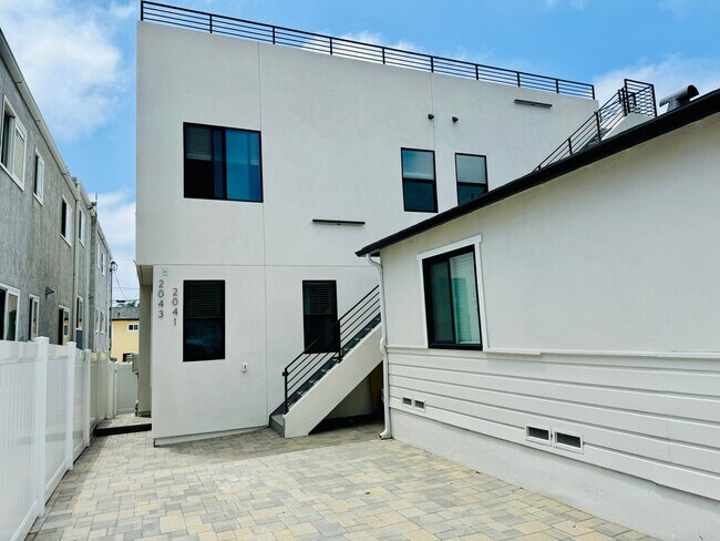 Building Photo - 2041 Diamond Street