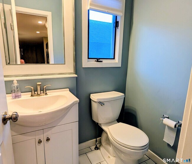 Building Photo - 10 Ledgewood Dr