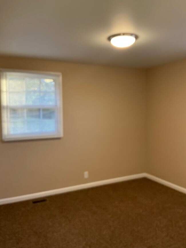 Building Photo - 220 Crossland Ave