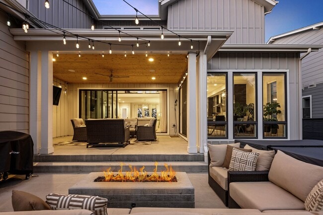 Building Photo - 6 Bedroom 5.5 Bathroom Single Family Home ...