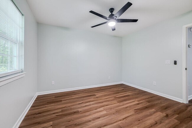 Building Photo - Completely Renovated 2BR Duplex with Granite Counters & Stainless Appliances