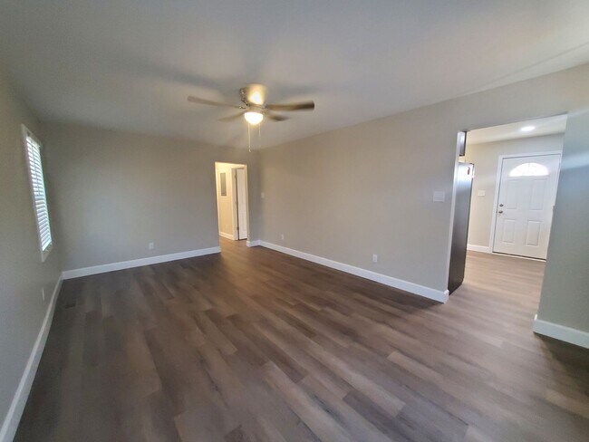 Building Photo - 1208 Hillsboro St