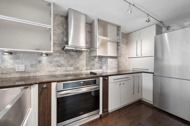 Building Photo - 1221 N Dearborn St