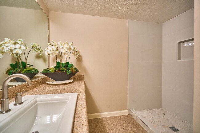 Building Photo - 10818 Briar Forest Dr