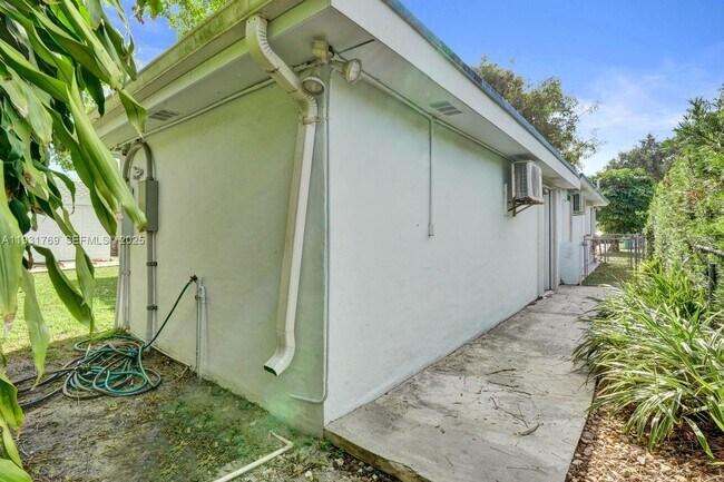 Building Photo - 6871 SW 50th Terrace